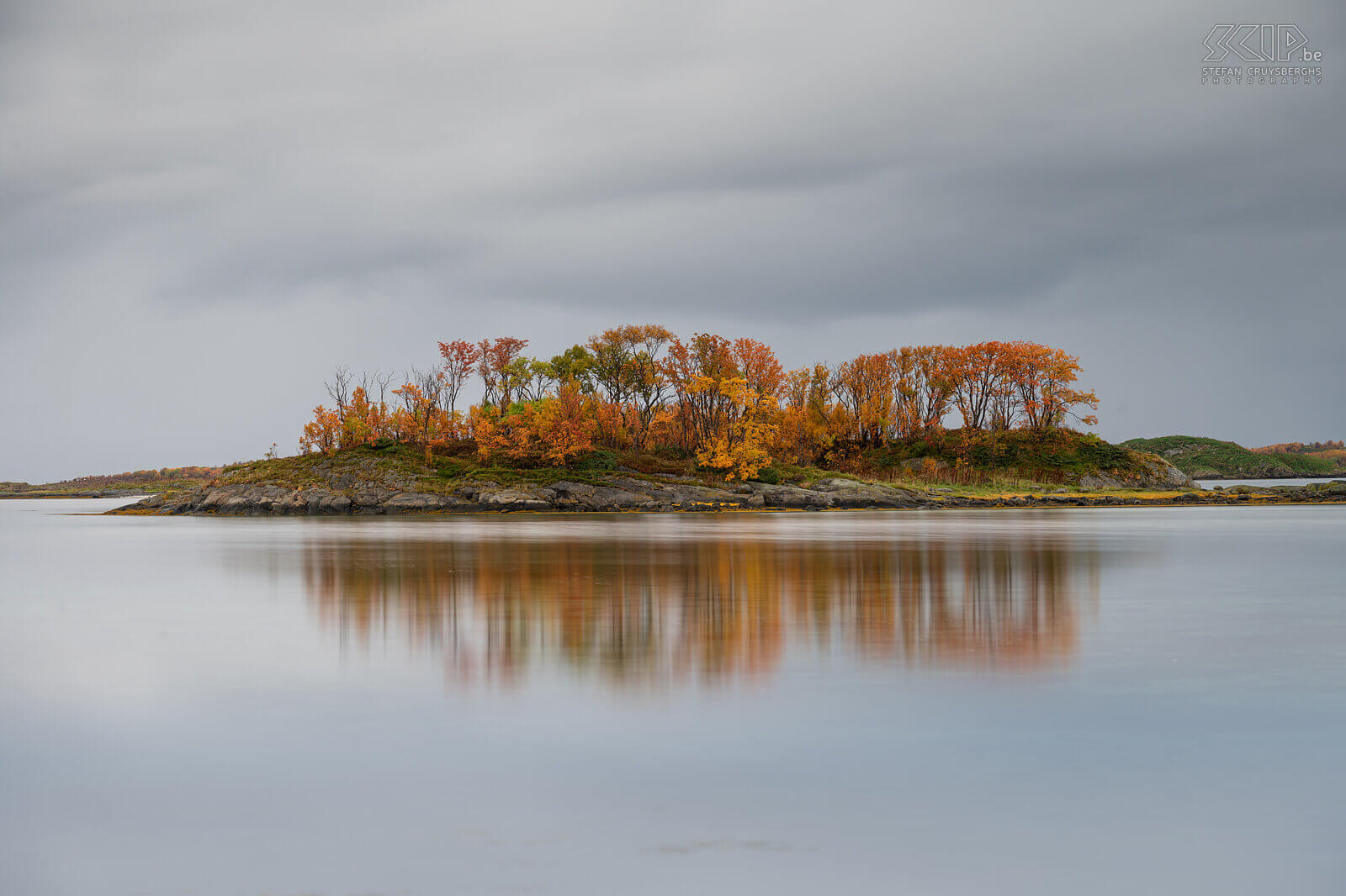 Senja - Hamn - Reflectie Herstkleuren en hun weerspiegeling op een klein eilandje voor de kust van Senja Stefan Cruysberghs
